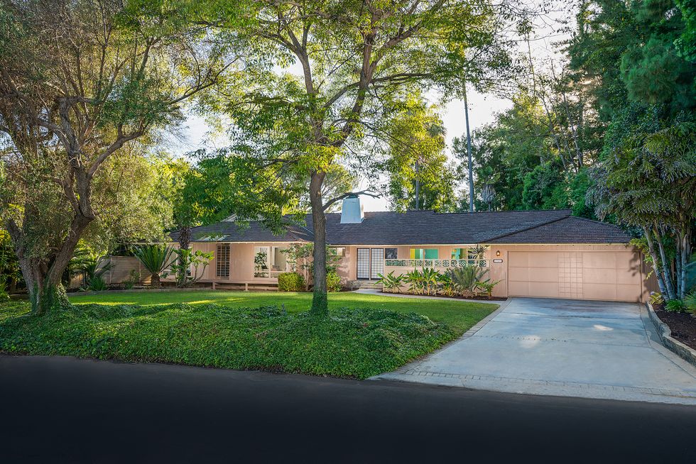 The Golden Girls House Is for Sale and Its Actual Interiors Are Not What We Expected